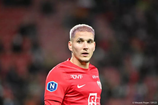 Un footballeur professionnel découvre son maillot mystère de chez Box Football !