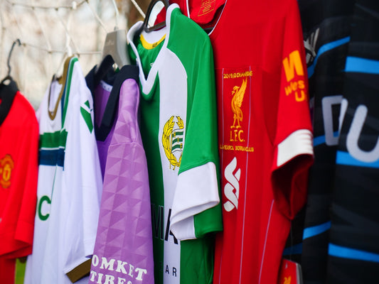 Comment peut-on proposer un maillot de football officiel à petit prix ?