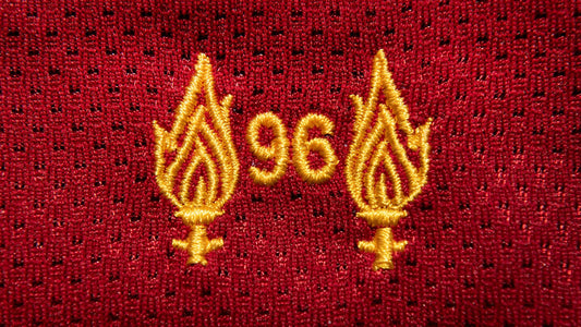 96 : la signification derrière ce chiffre emblématique sur les maillots de Liverpool